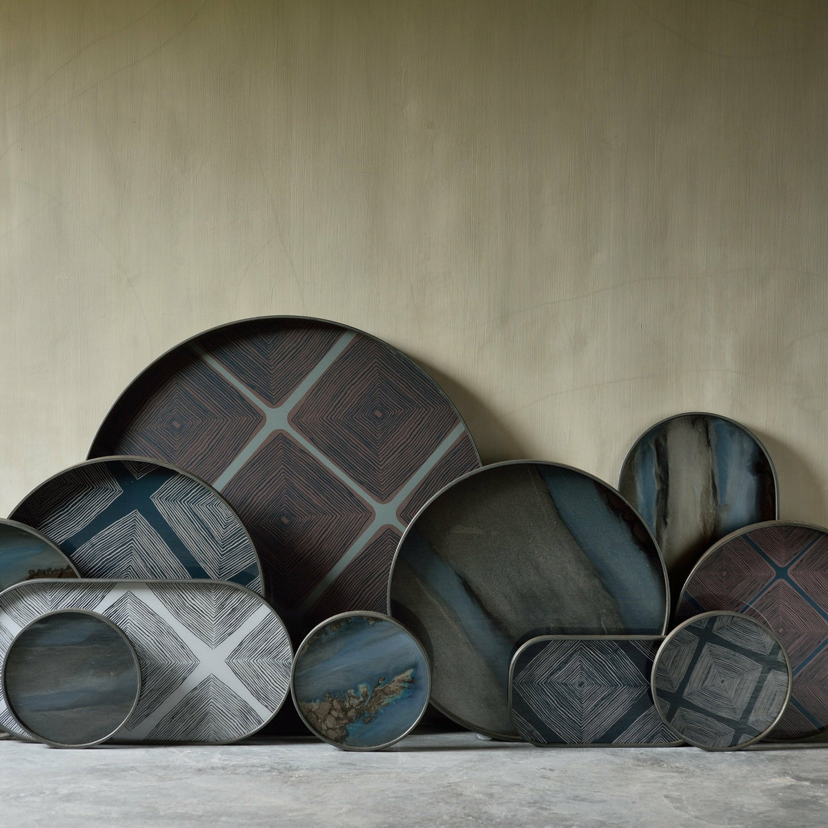 Plateau en verre organique graphite L Linear Flow - Ethnicraft Accessories - The Cool Republic