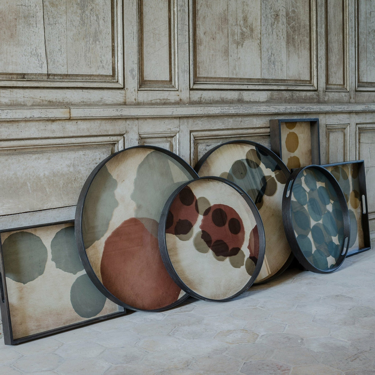 Plateau en verre rouge avec points S Translucent Silhouettes - Ethnicraft Accessories - The Cool Republic