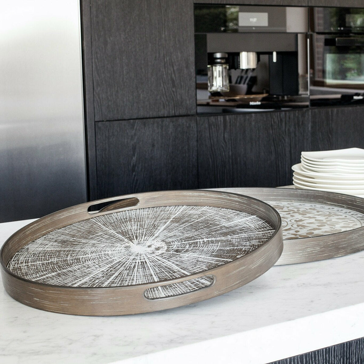 Plateau rond en bois et sérigraphié 48 cm Slice - Ethnicraft Accessories - The Cool Republic