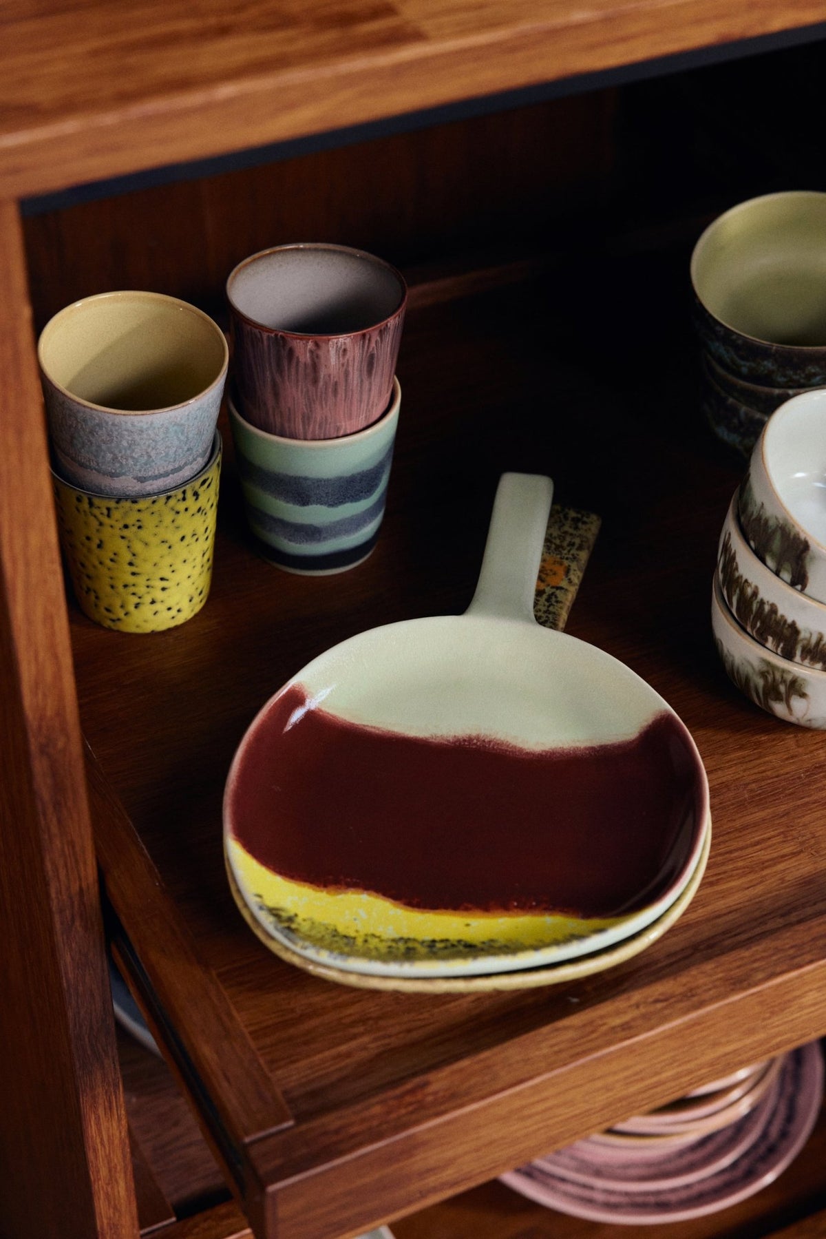 Plateau rond en grès rouge cerise 30,5x18x2,5cm Vaisselle 70s - HKLiving - The Cool Republic