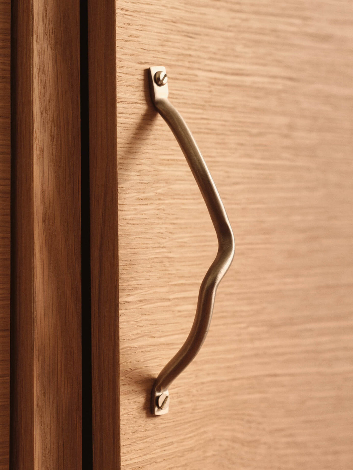 Poignée de meuble en acier inoxydable brossé Curvature - Ferm Living - The Cool Republic
