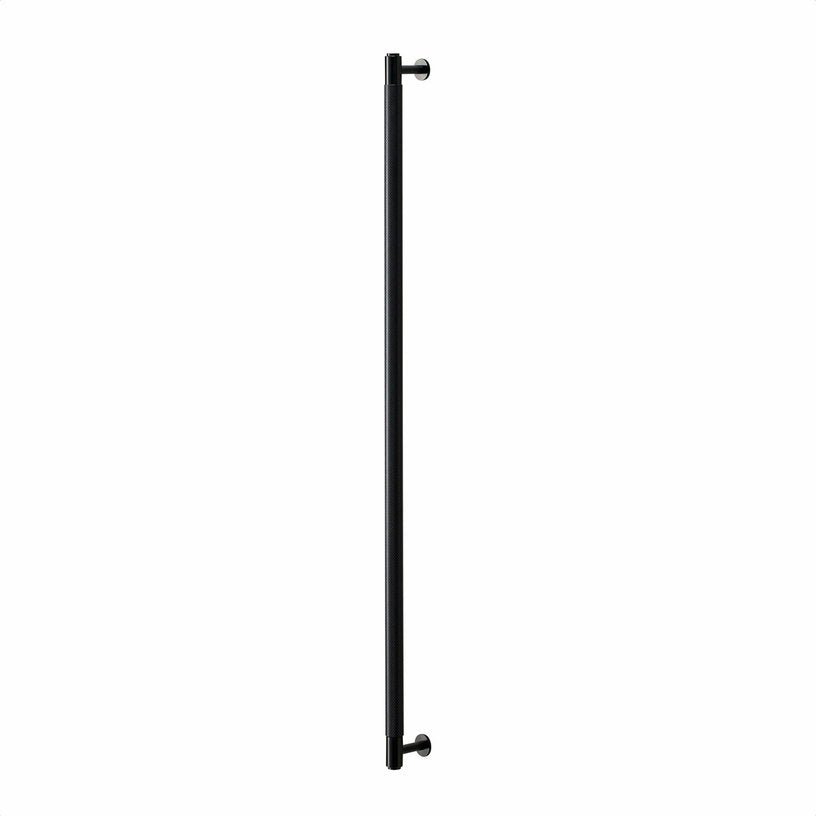 Poignée de placard longue en métal noir 76 cm - Buster+Punch - The Cool Republic