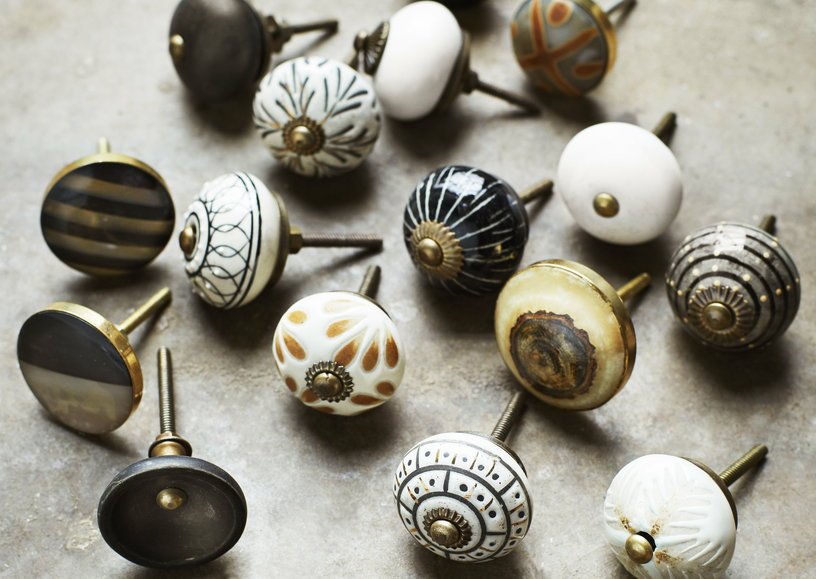 Poignée de porte en grès peint à la main noire - or - laiton - blanche - Madam Stoltz - The Cool Republic