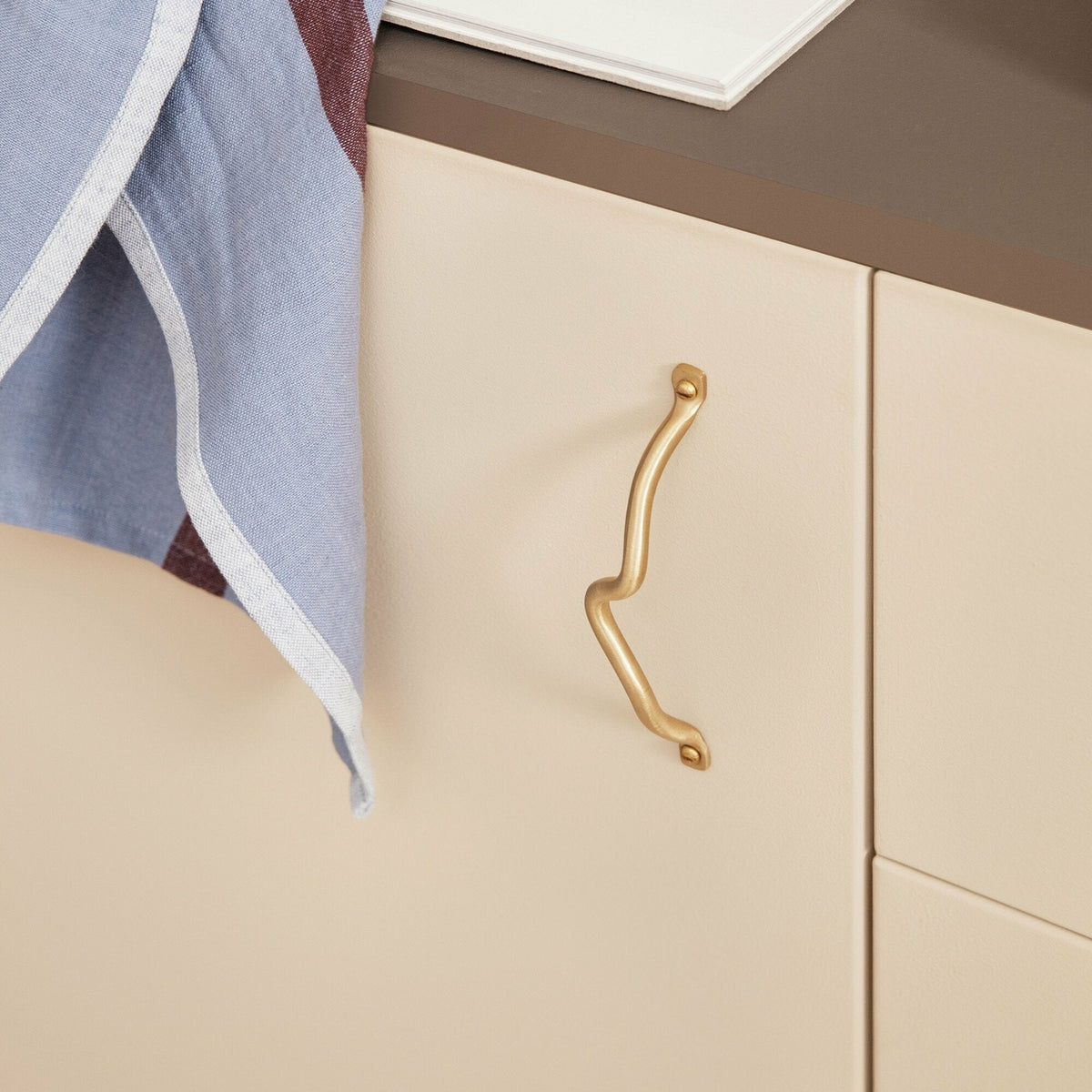 Poignée en laiton Curvature - Ferm Living - The Cool Republic