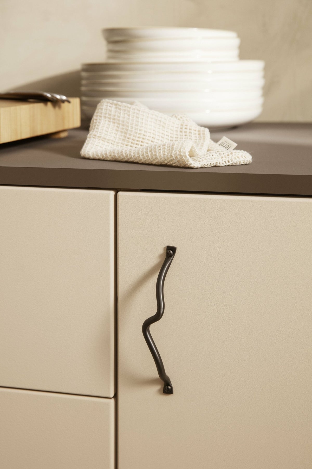 Poignée en laiton noir Curvature - Ferm Living - The Cool Republic