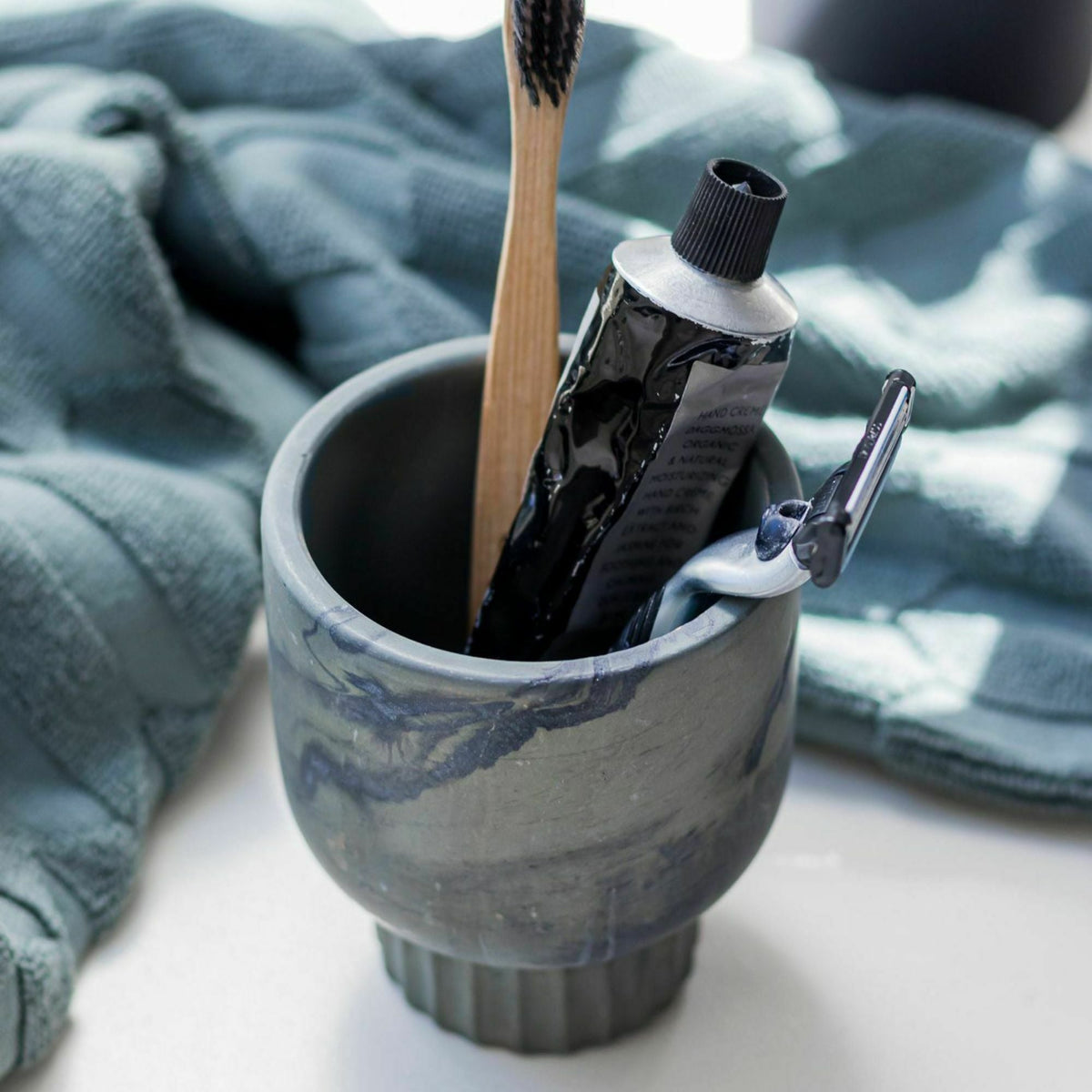 Porte brosse à dents bleu ardoise effet marbre Attitude - Mette Ditmer - The Cool Republic
