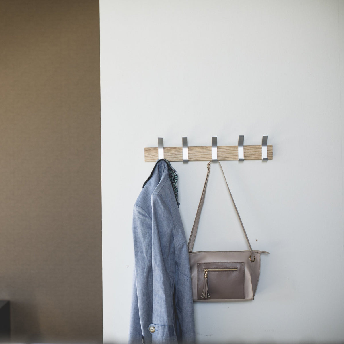 Porte-manteau gris en aluminium Rine - Yamazaki - The Cool Republic