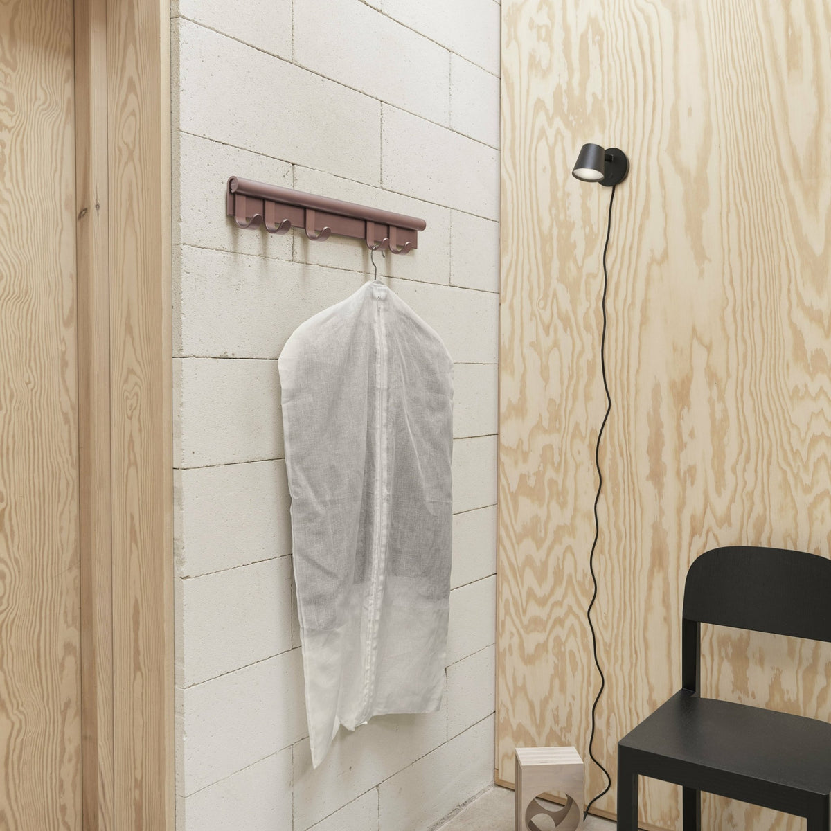 Porte-manteau plum Coil 100 cm - Muuto - The Cool Republic