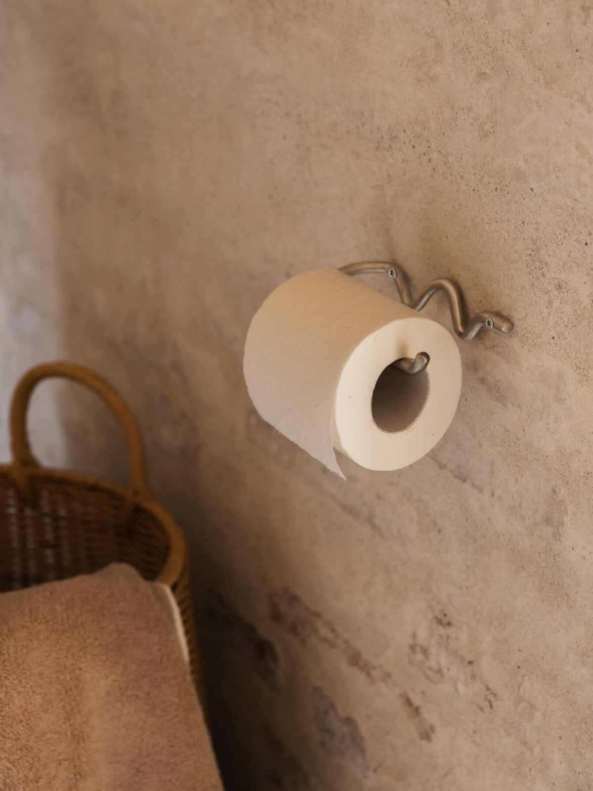 Porte-papier toilette en acier inoxydable brossé Curvature - Ferm Living - The Cool Republic