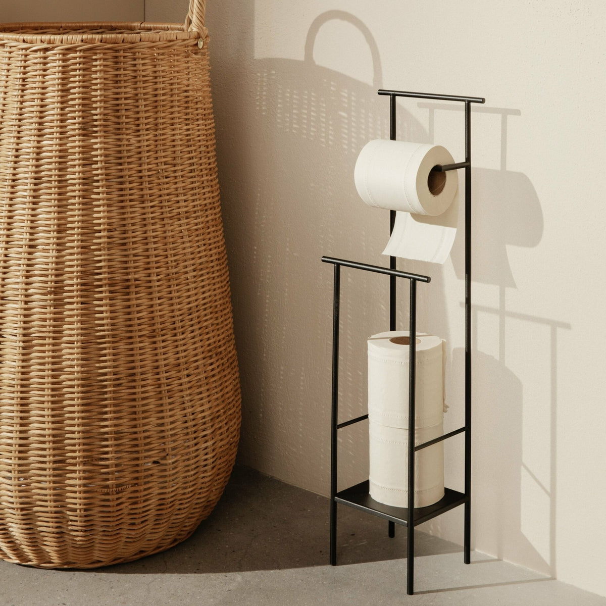 Porte-papier toilette en métal noir Dora - Ferm Living - The Cool Republic