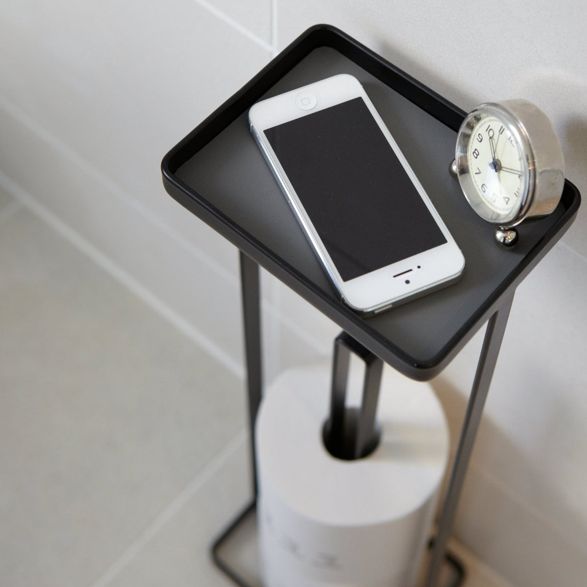 Porte-papier toilette sur pied avec plateau noir - Yamazaki - The Cool Republic