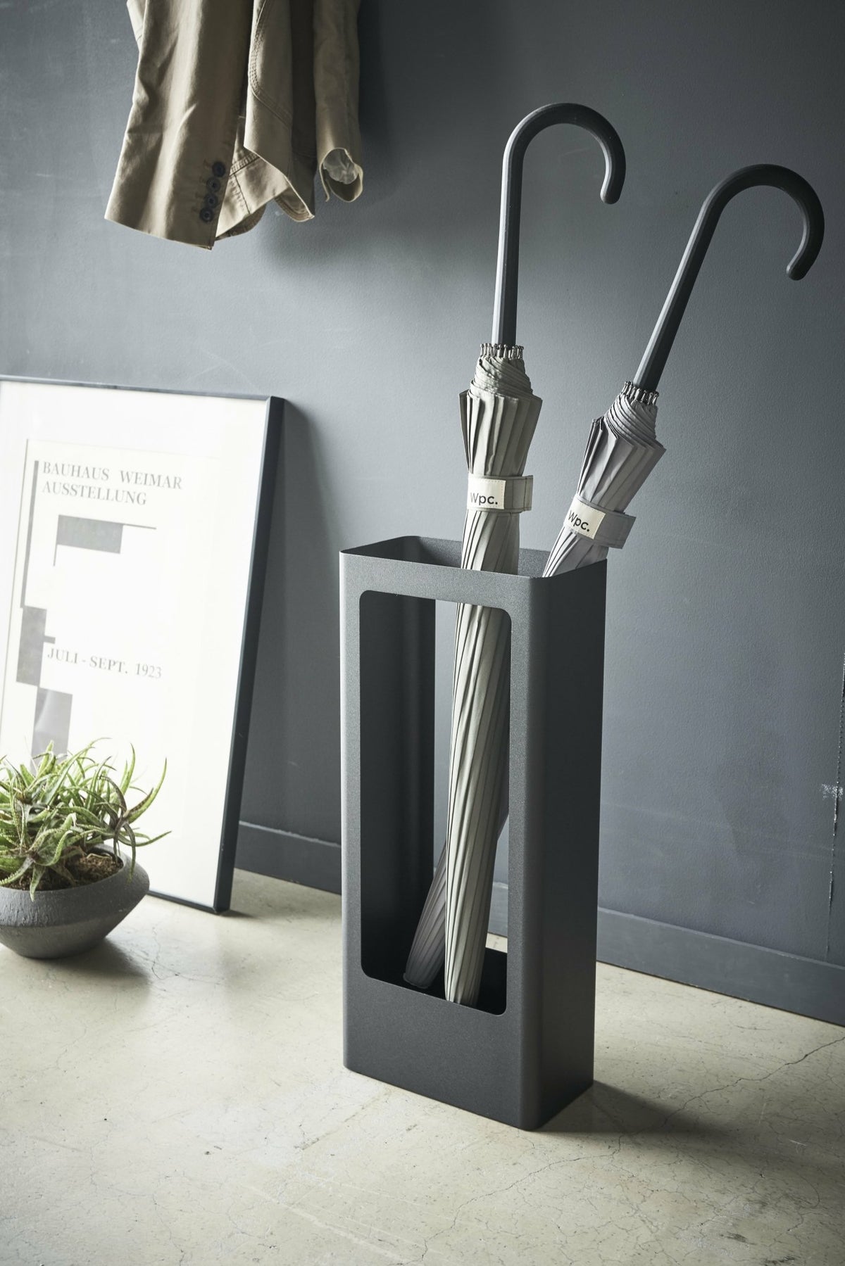 Porte-parapluies en acier noir Tower - Yamazaki - The Cool Republic