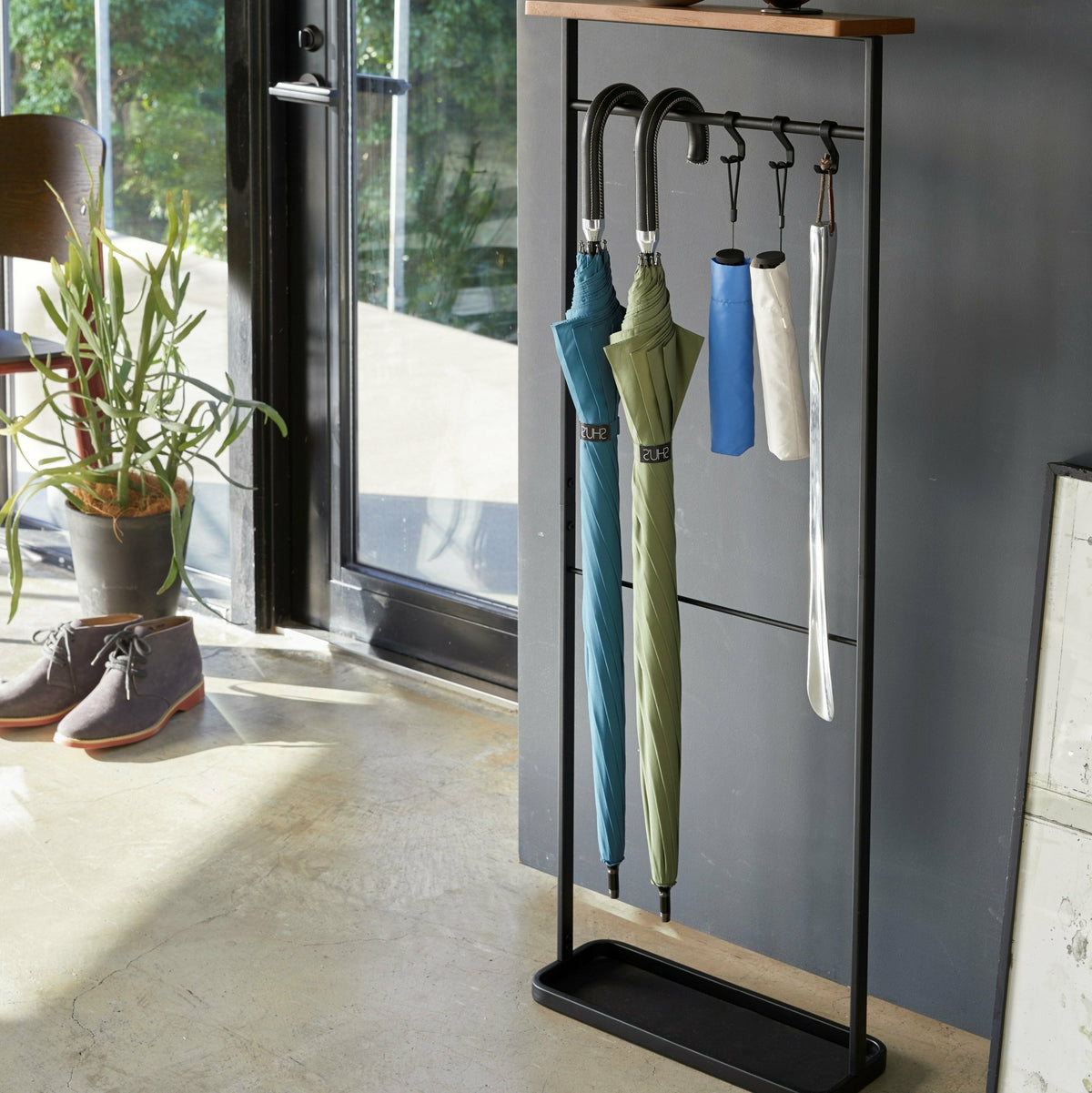 Porte-parapluies suspendu en bois et acier noir Tower - Yamazaki - The Cool Republic