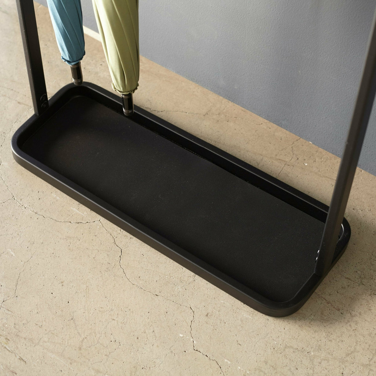 Porte-parapluies suspendu en bois et acier noir Tower - Yamazaki - The Cool Republic