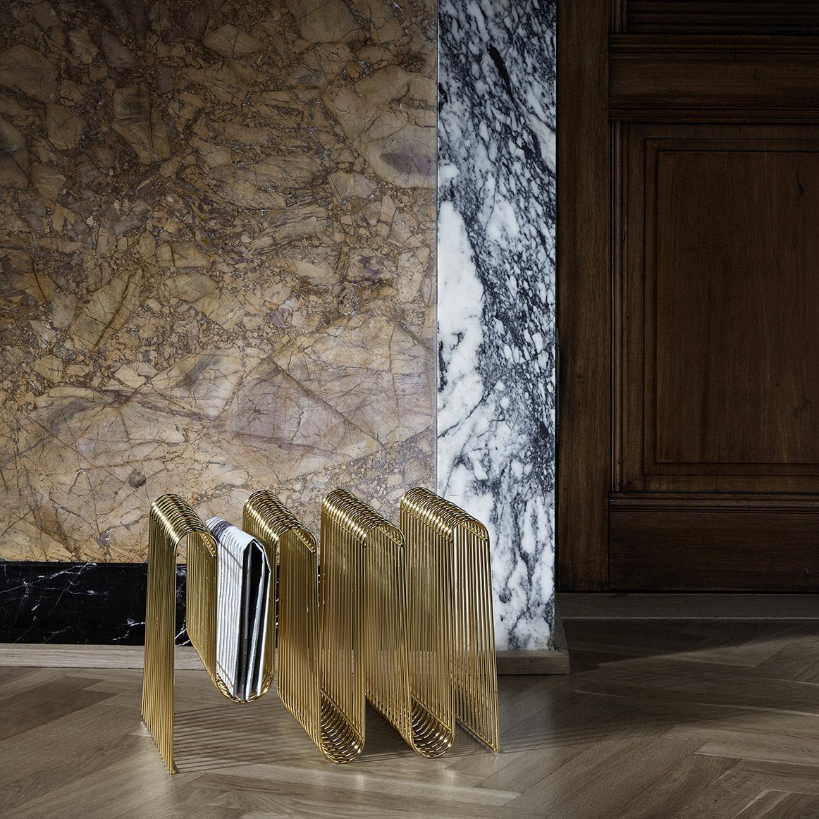 Porte-revues en acier doré 40,5 cm Curva - AYTM - The Cool Republic