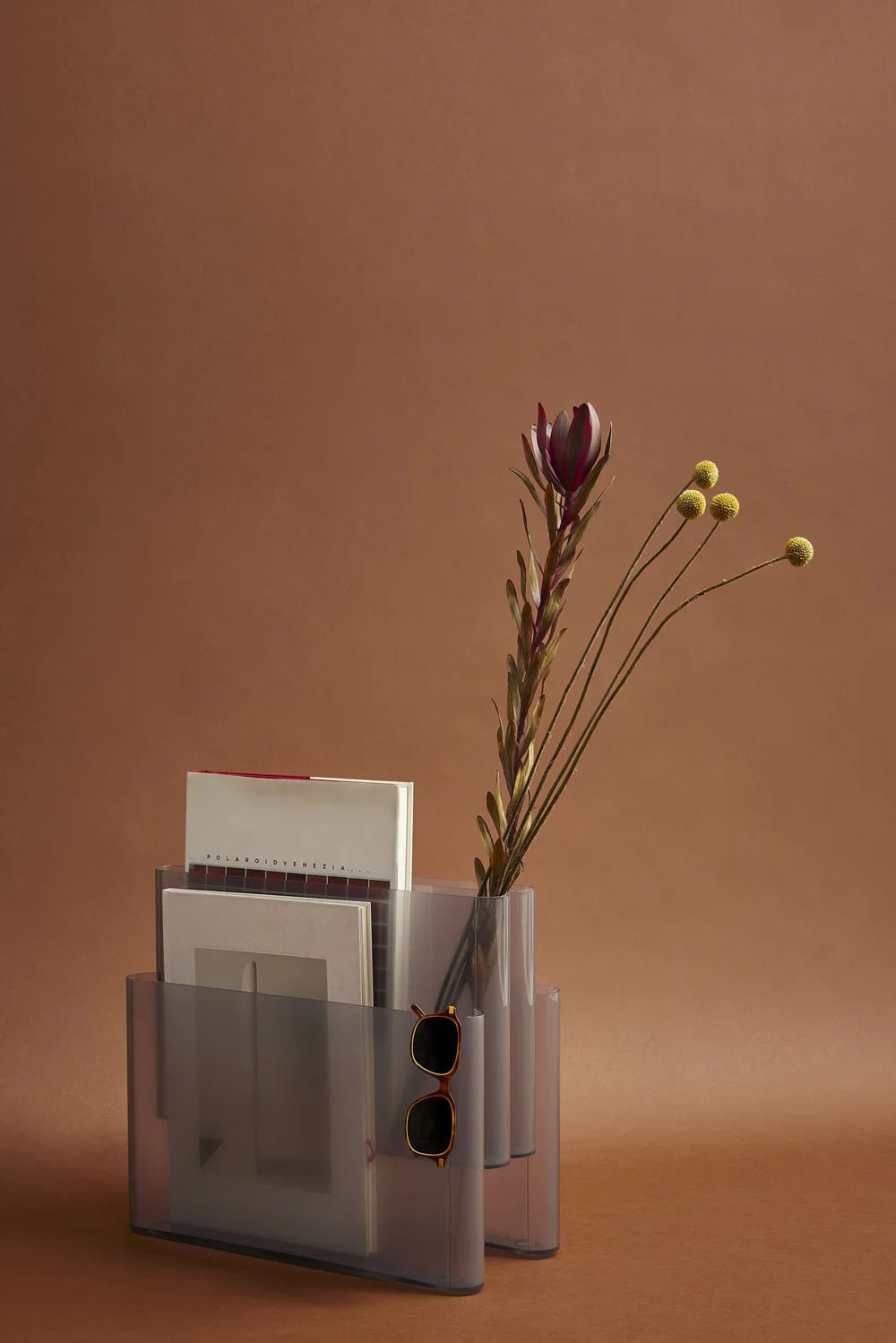 Porte-revues en thermoplastique bordeaux 40x18,5x34,5cm Magazine Rack - Kartell - The Cool Republic