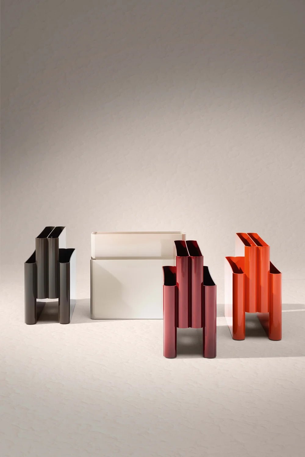 Porte-revues en thermoplastique bordeaux 40x18,5x34,5cm Magazine Rack - Kartell - The Cool Republic