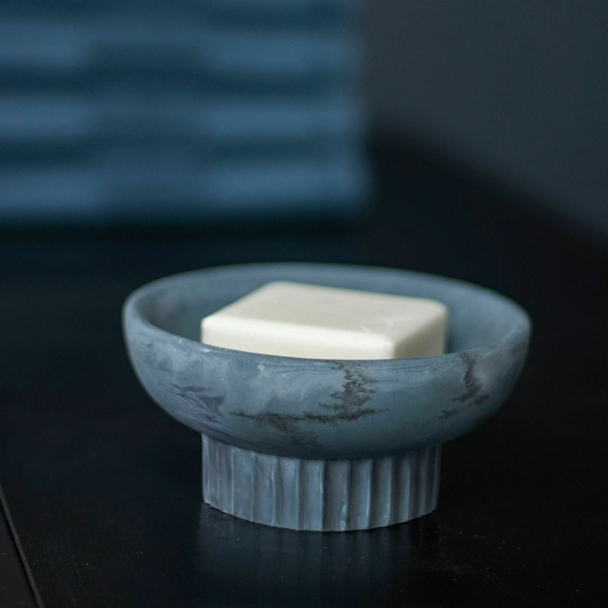Porte-savon bleu ardoise effet marbre Attitude - Mette Ditmer - The Cool Republic