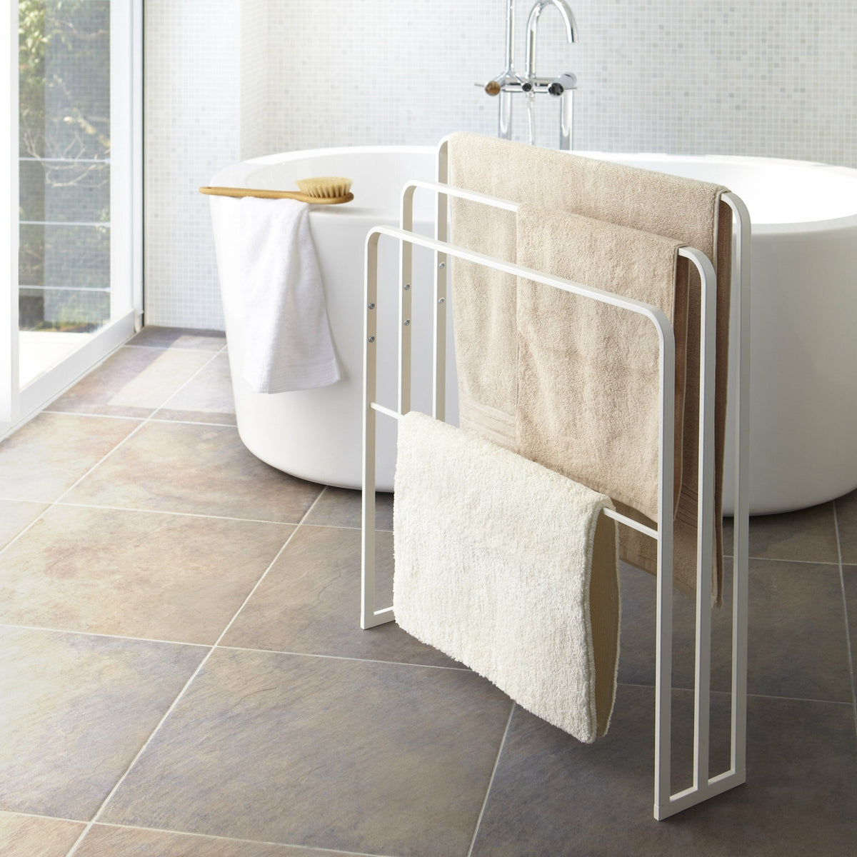 Porte-serviettes de bain avec 3 barres blanc Tower - Yamazaki - The Cool Republic