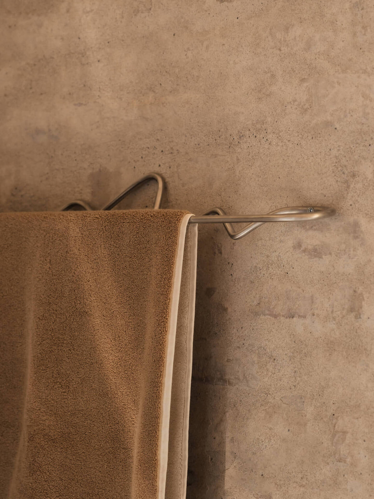 Porte-serviettes en acier inoxydable brossé Curvature - Ferm Living - The Cool Republic