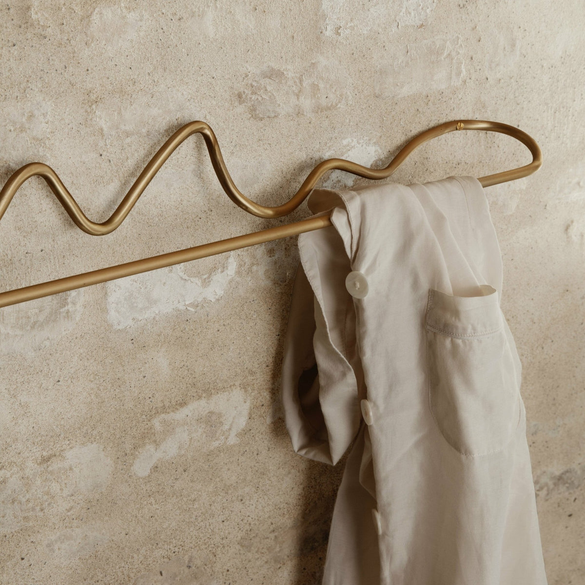 Porte-serviettes en laiton massif doré 65,9 x 10,7 x 8,5 cm Curvature - Ferm Living - The Cool Republic