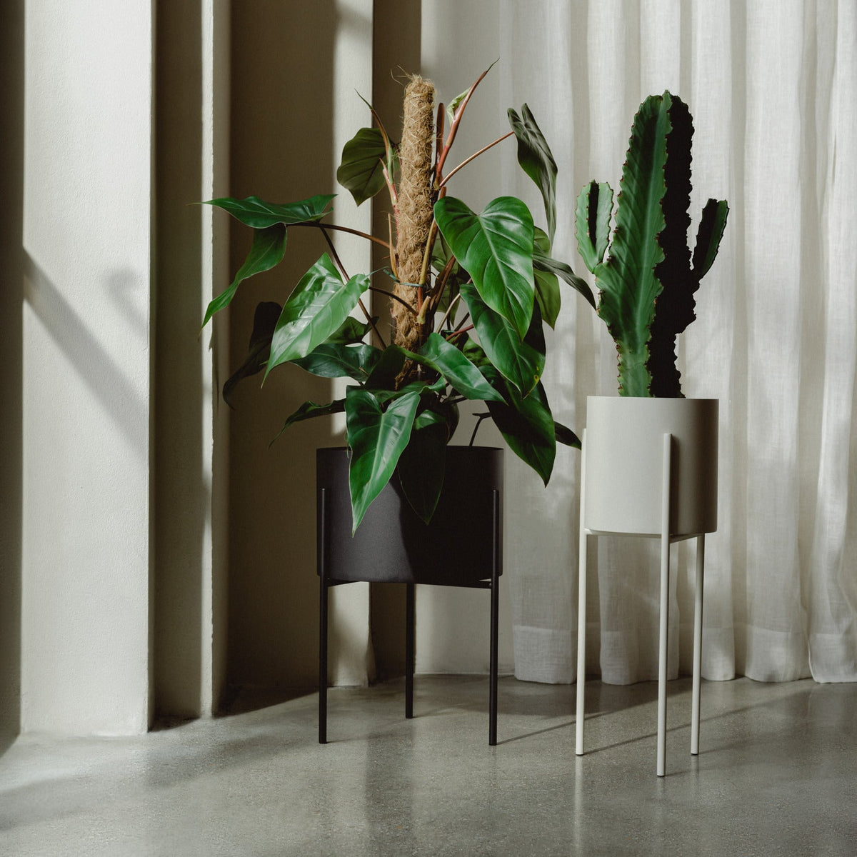 Pot à plantes en acier beige Maki - noo.ma - The Cool Republic