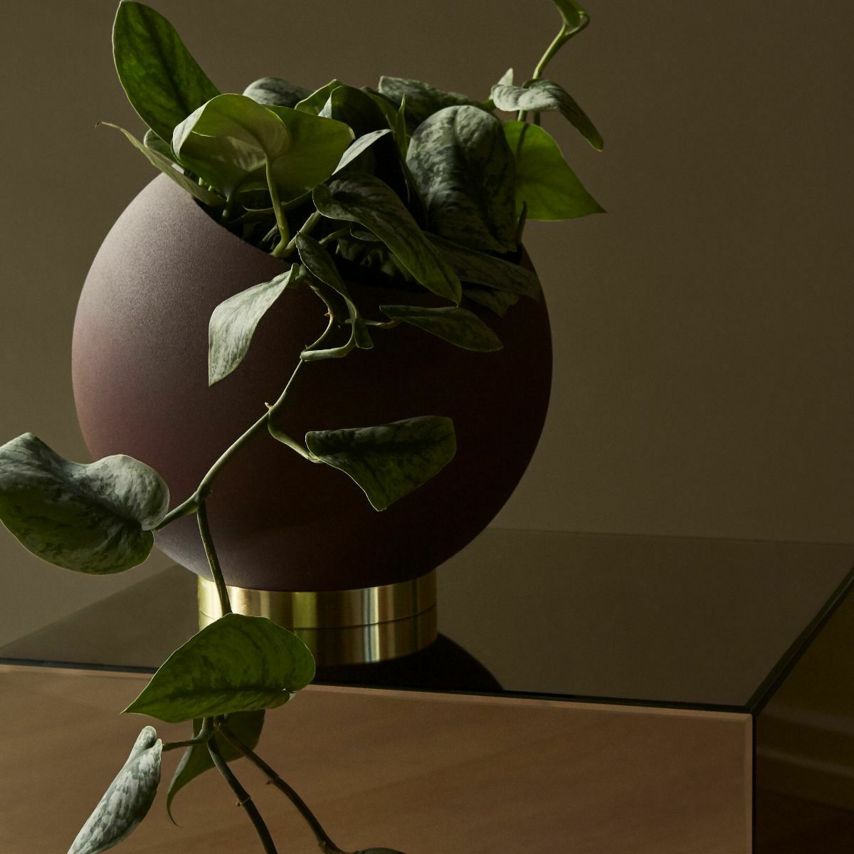 Pot de fleur noir S Globe - AYTM - The Cool Republic