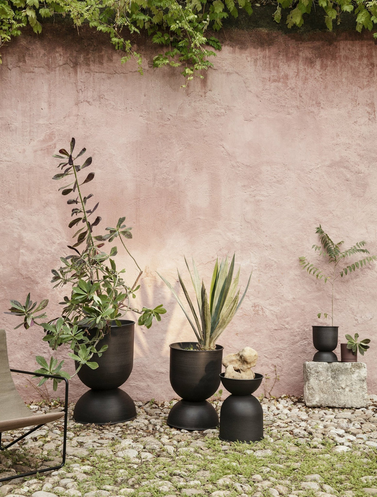 Pot de fleur réversible en fer noir M Hourglass - Ferm Living - The Cool Republic