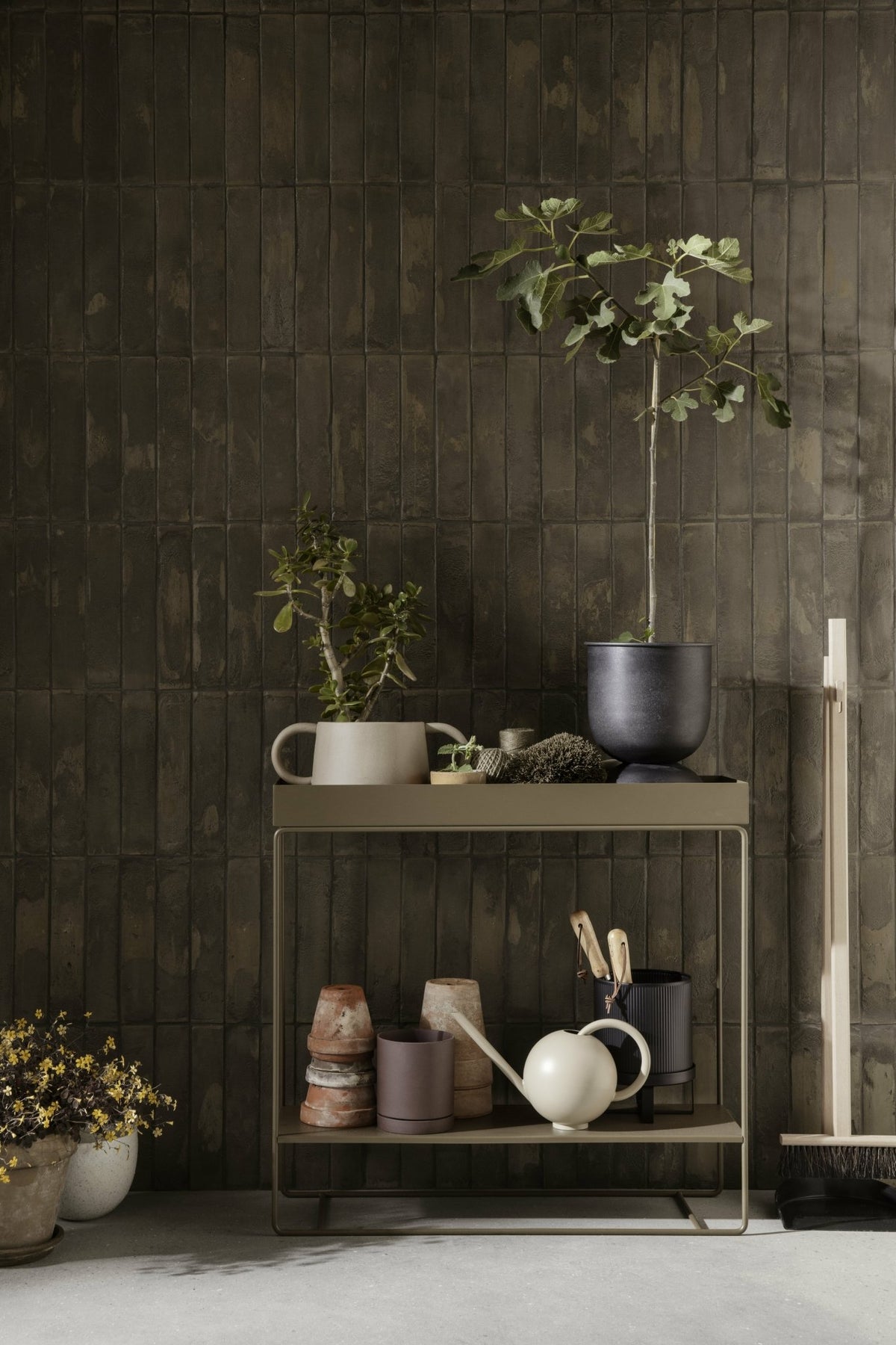Pot de fleur réversible en fer noir M Hourglass - Ferm Living - The Cool Republic