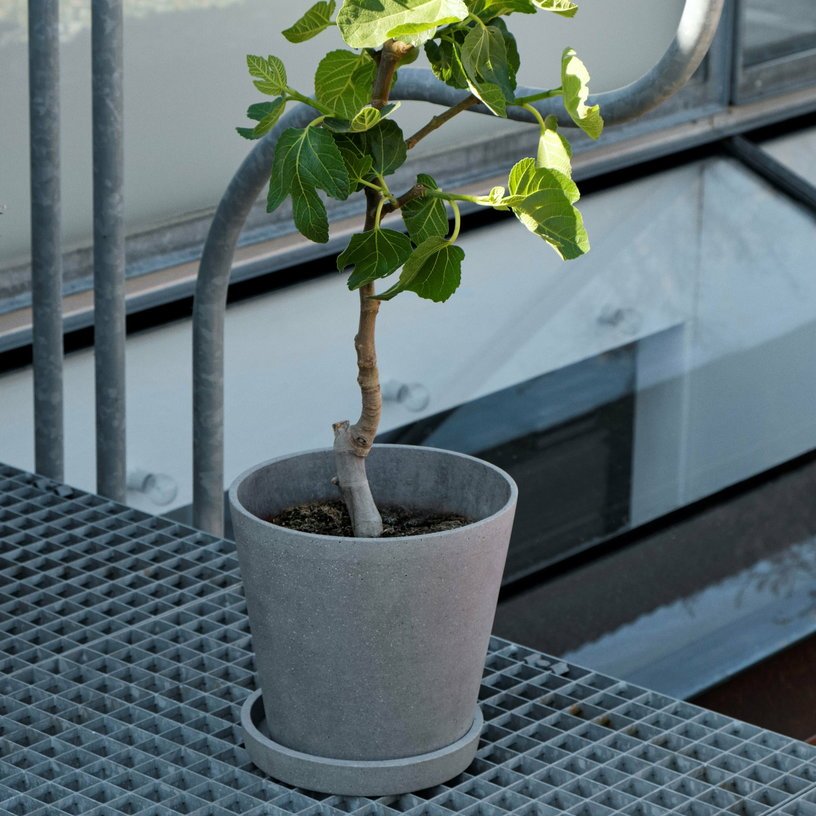 Pot de fleurs avec soucoupe gris L Flowerpot - Hay - The Cool Republic