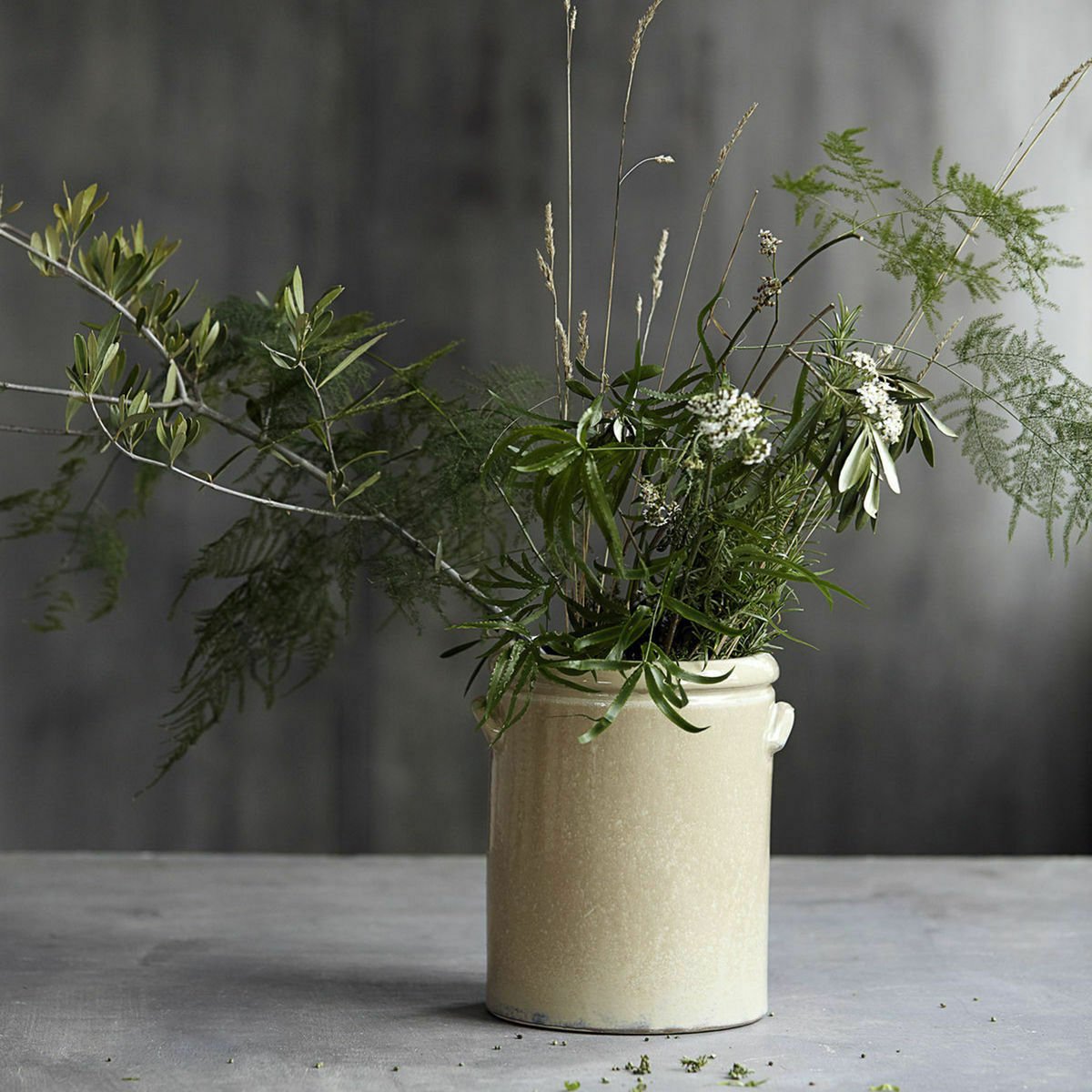 Pot de fleurs en argile beige sable Poterie M - House Doctor - The Cool Republic
