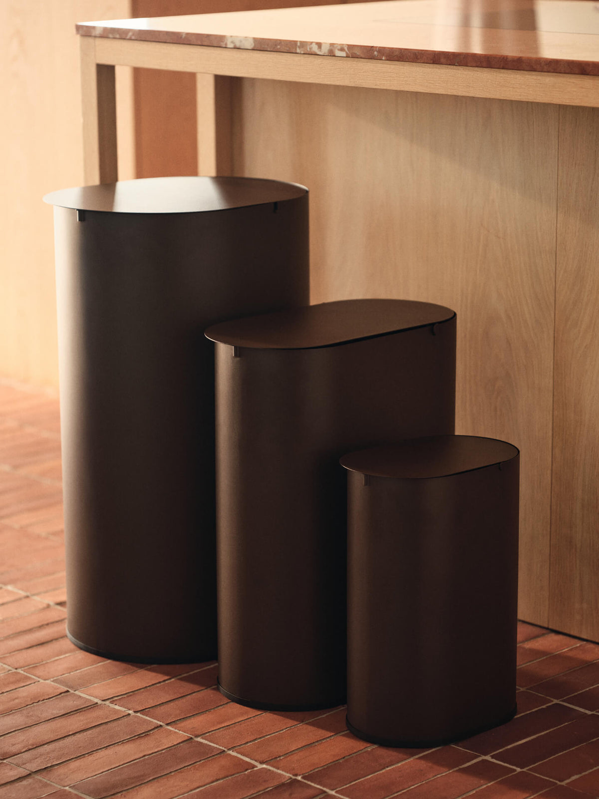 Poubelle en acier marron foncé 65,2 cm Enkel - Ferm Living - The Cool Republic