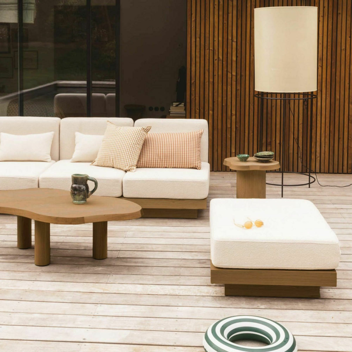 Pouf d'extérieur en Iroko et bouclette Crème Georges - Gabrielle Paris - The Cool Republic