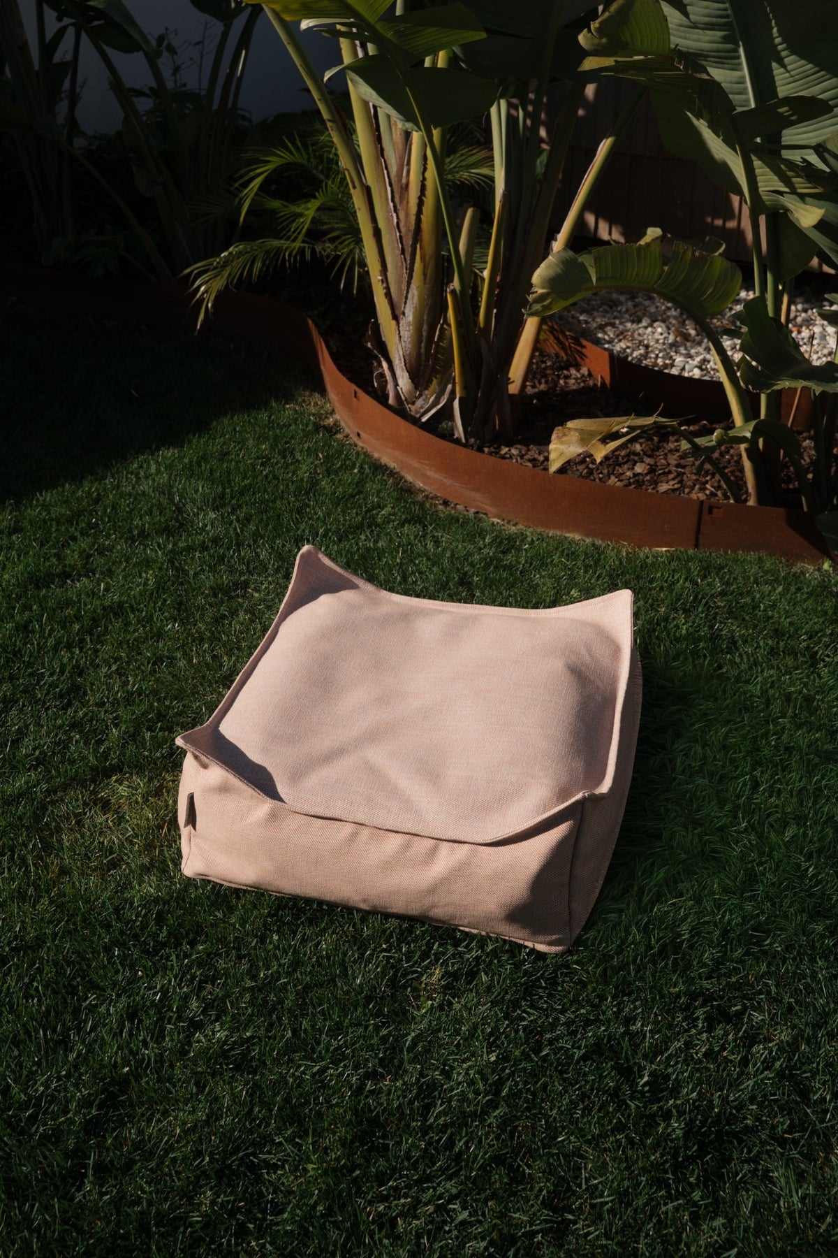 Pouf d'extérieur pour enfant carré en repylène recyclé corail 60cm - Wigiwama - The Cool Republic