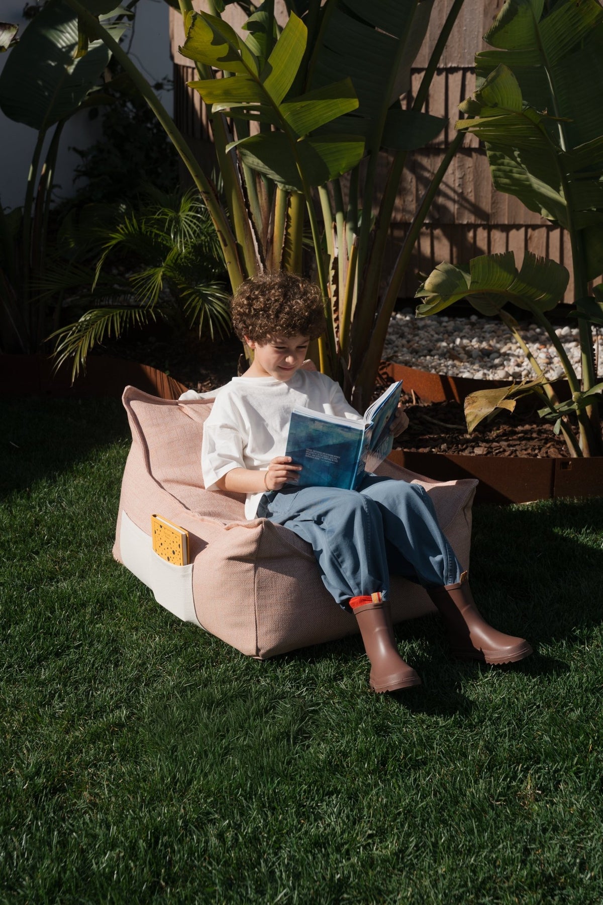 Pouf d'extérieur pour enfant en polypropyène recyclé corail 80x70x50cm - Wigiwama - The Cool Republic