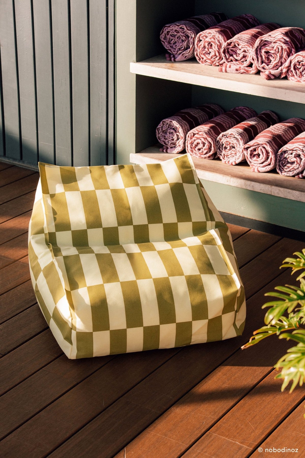 Pouf d'extérieur pour enfant en tissu déperlant à carreaux vert et jaune 68 x 40 x 60 cm Vibes - Nobodinoz - The Cool Republic