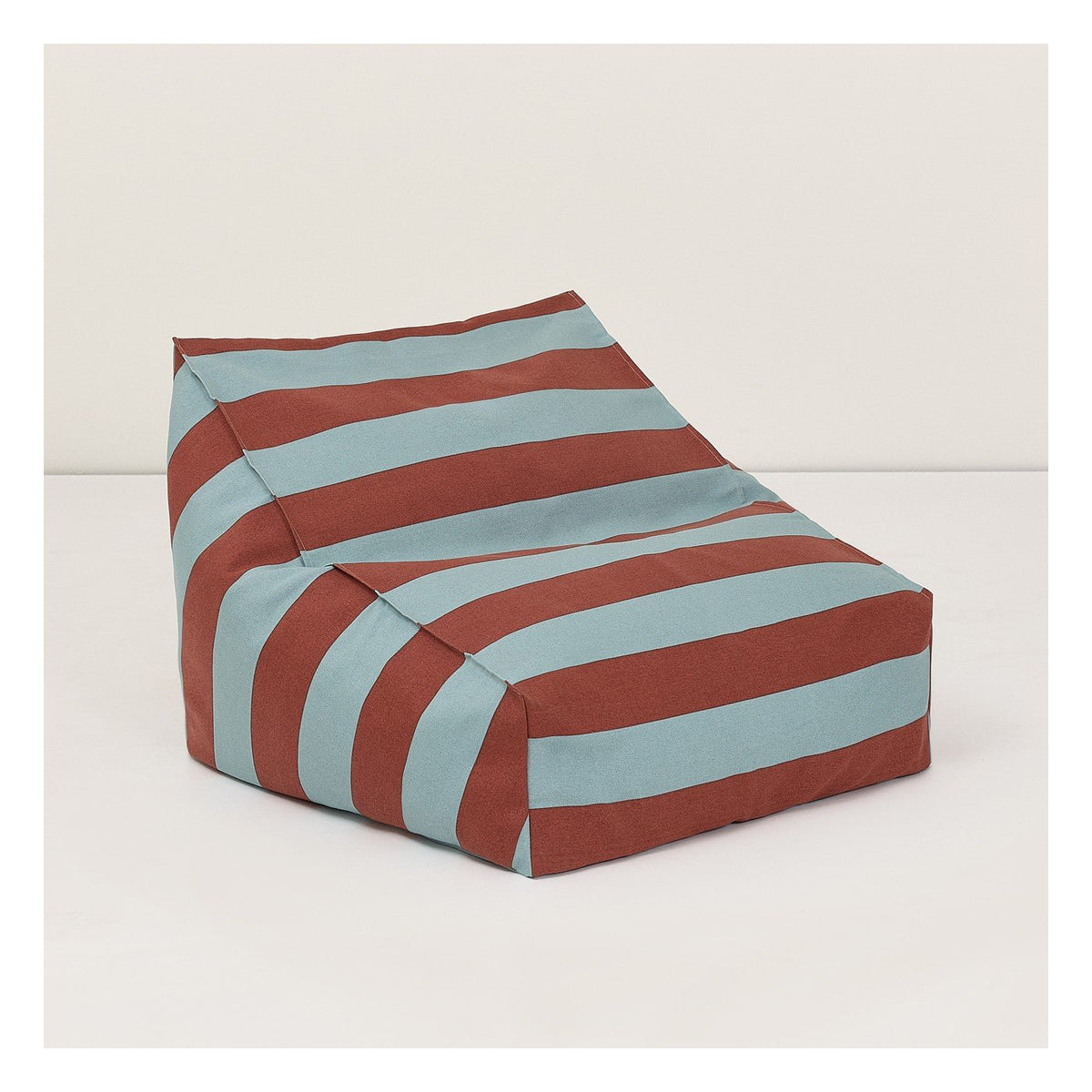 Pouf d'extérieur pour enfant en tissu déperlant à rayures bleu et rouge 68 x 40 x 60 cm Vibes - Nobodinoz - The Cool Republic