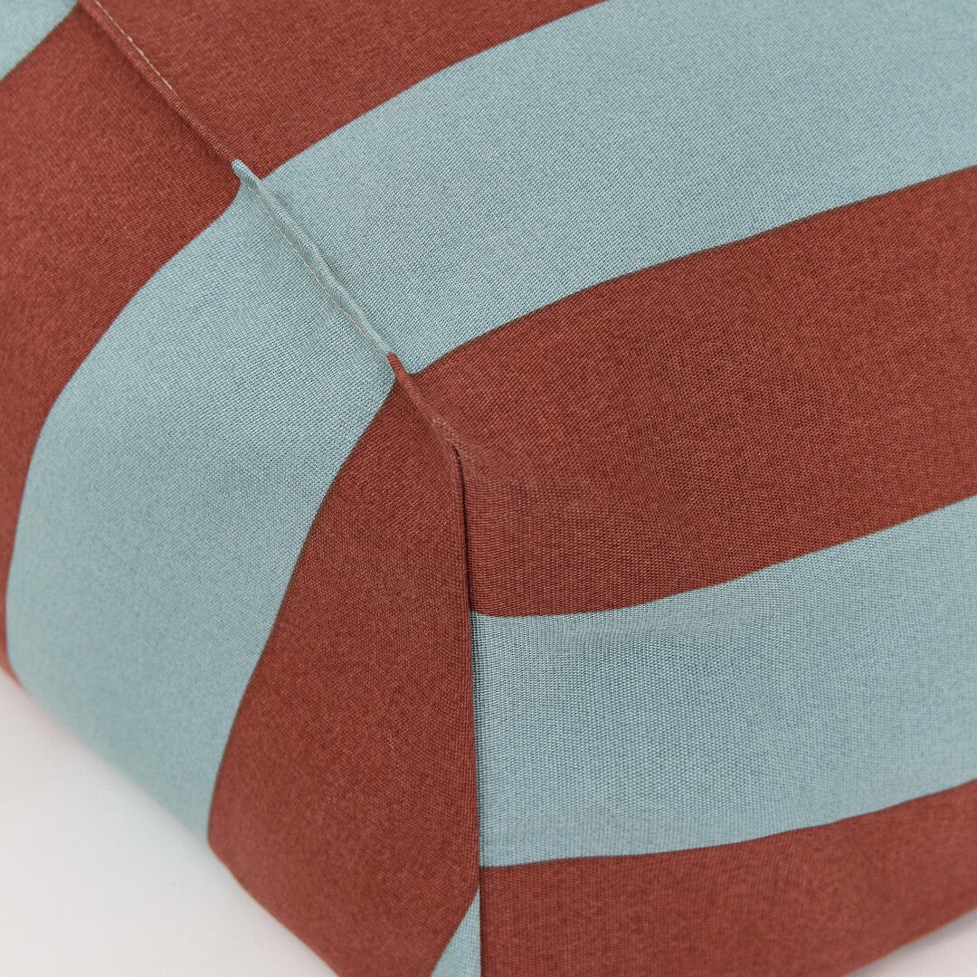 Pouf d'extérieur pour enfant en tissu déperlant à rayures bleu et rouge 68 x 40 x 60 cm Vibes - Nobodinoz - The Cool Republic