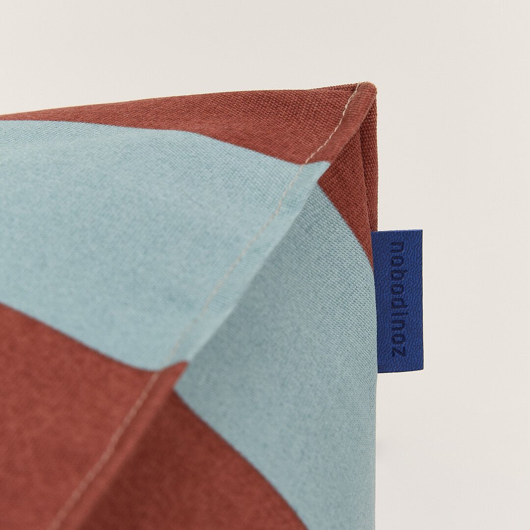 Pouf d'extérieur pour enfant en tissu déperlant à rayures bleu et rouge 68 x 40 x 60 cm Vibes - Nobodinoz - The Cool Republic