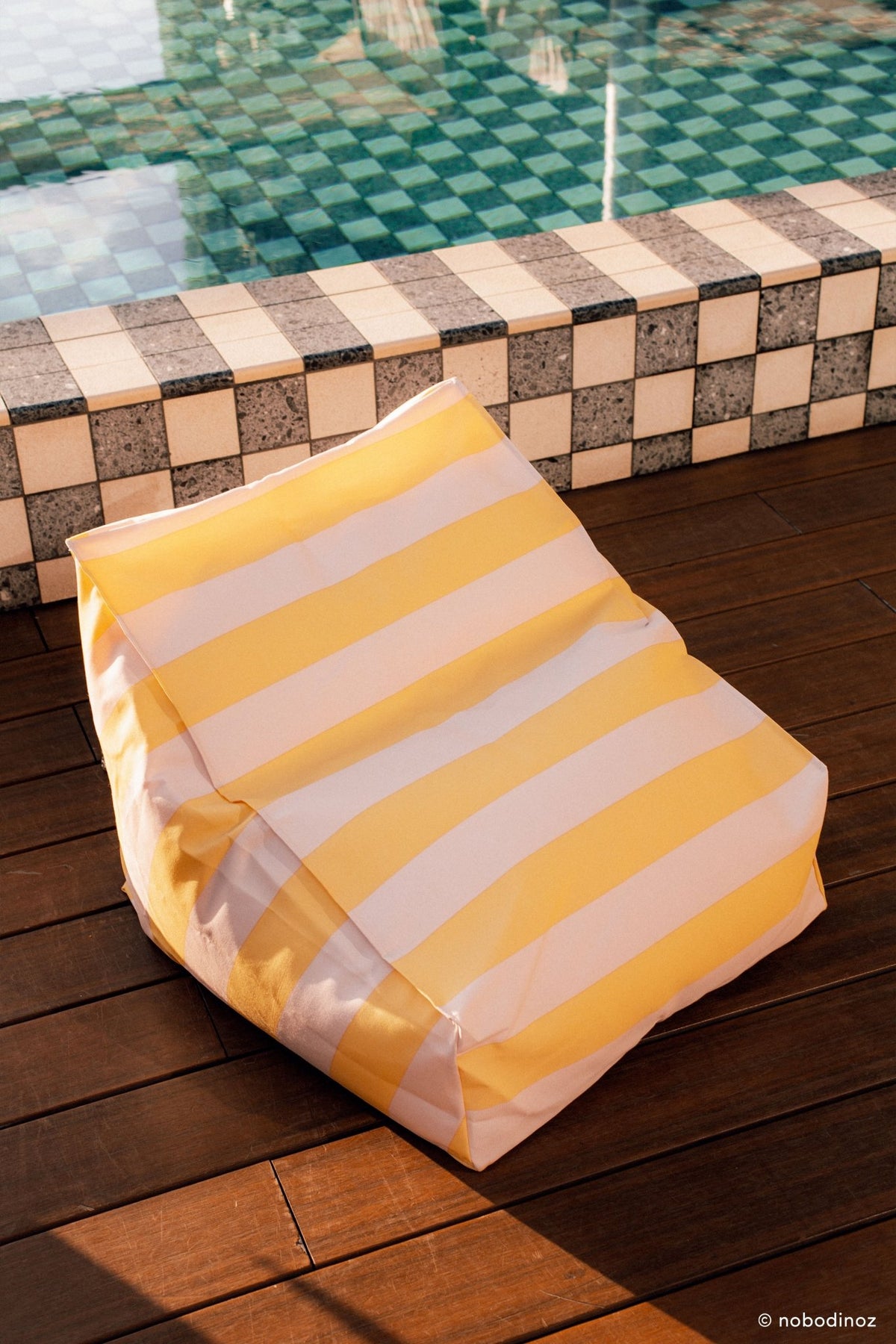 Pouf d'extérieur pour enfant en tissu déperlant à rayures jaune et rose 68 x 40 x 60 cm Vibes - Nobodinoz - The Cool Republic