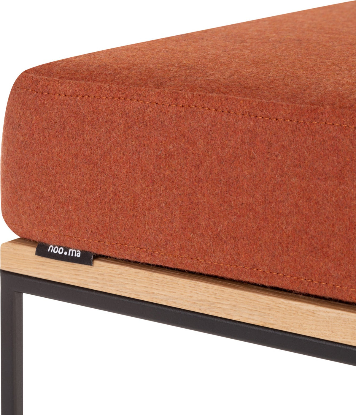 Pouf en chêne plaqué naturel et coussin terracotta Feo - noo.ma - The Cool Republic