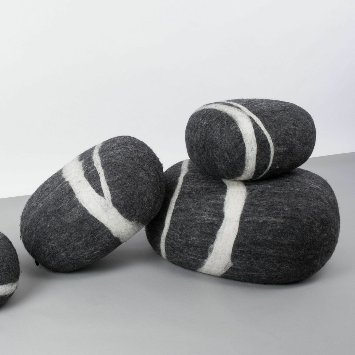Pouf en laine anthracite marbré S Hugo - myfelt - The Cool Republic