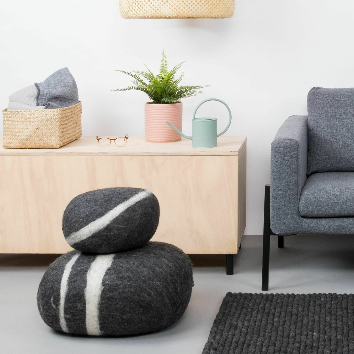 Pouf en laine anthracite marbré XL Hugo - myfelt - The Cool Republic