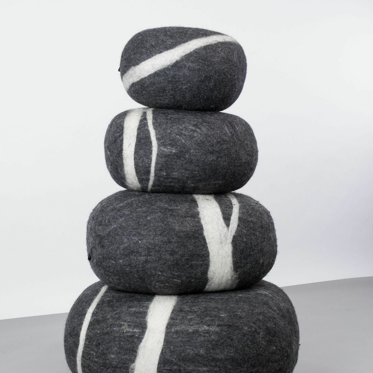 Pouf en laine anthracite marbré XL Hugo - myfelt - The Cool Republic