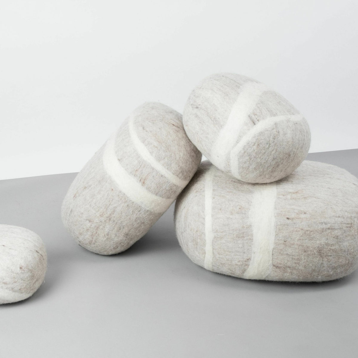 Pouf en laine beige marbré M Béla - myfelt - The Cool Republic