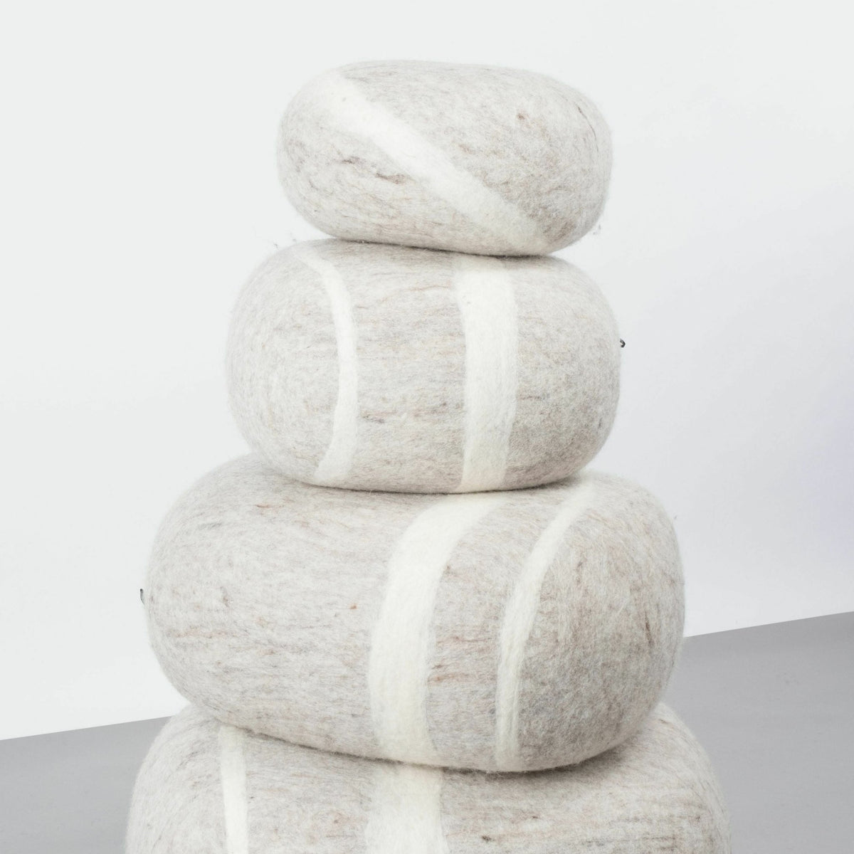 Pouf en laine beige marbré S Béla - myfelt - The Cool Republic