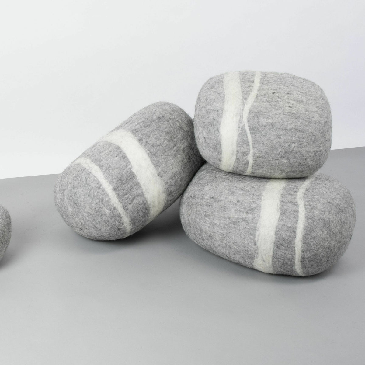 Pouf en laine gris marbré S Carl - myfelt - The Cool Republic