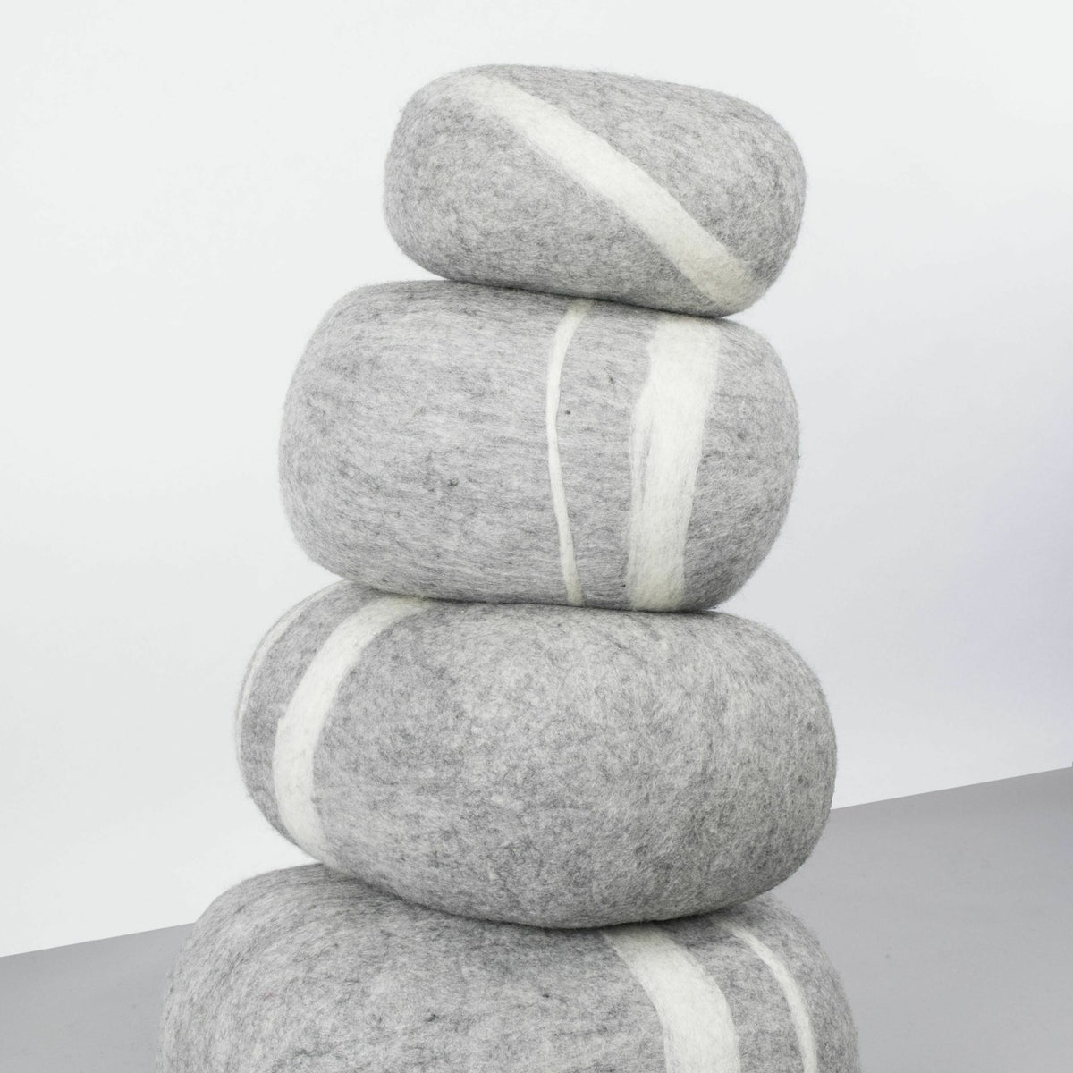 Pouf en laine gris marbré XXL Carl - myfelt - The Cool Republic