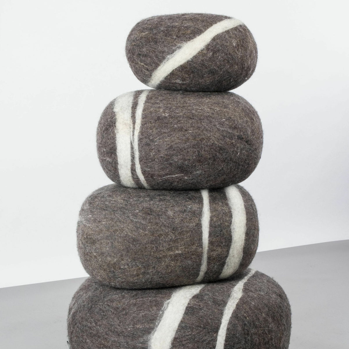 Pouf en laine marron foncé marbré S Oskar - myfelt - The Cool Republic