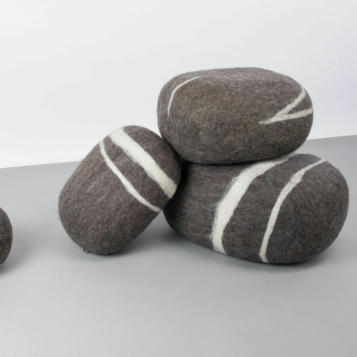 Pouf en laine marron foncé marbré S Oskar - myfelt - The Cool Republic